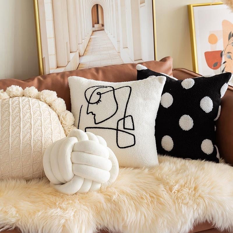 Monotone dot cushion 